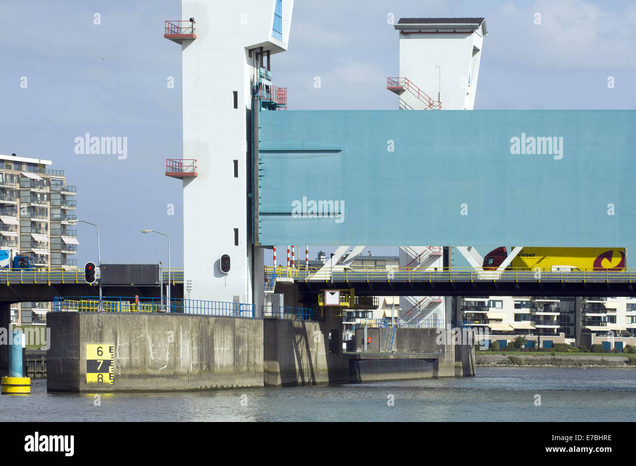 Rotterdam South Holland, Paesi Bassi, Olanda. Decimo Sep, 2014. Il Hollandse IJssel (Olandese IJssel) collega Rotterdam con il Mare del Nord. In caso di alluvione, il fiume di acqua potrebbe non essere in grado di scorrere lontano perché la risalita di acqua di mare ad arrestarlo. Il fiume avrebbe pertanto burst facilmente le sue rive. Vi sono due motivi principali per la ricerca di una soluzione per il pericolo di inondazione: in primo luogo, il Hollandse Issel fluisce attraverso il più basso giacente zona dei Paesi Bassi. In secondo luogo, questa è una delle aree più densamente popolate del Paesi Bassi. Inizialmente, la costruzione di un semi-chiuso diga in Hollandse IIsse Foto Stock