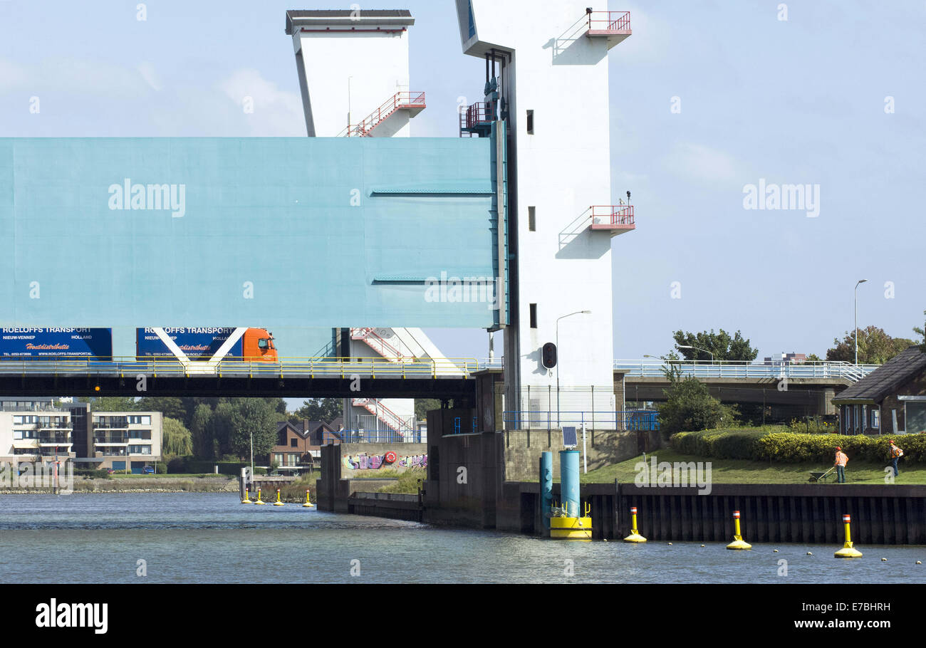 Rotterdam South Holland, Paesi Bassi, Olanda. Decimo Sep, 2014. Il Hollandse IJssel (Olandese IJssel) collega Rotterdam con il Mare del Nord. In caso di alluvione, il fiume di acqua potrebbe non essere in grado di scorrere lontano perché la risalita di acqua di mare ad arrestarlo. Il fiume avrebbe pertanto burst facilmente le sue rive. Vi sono due motivi principali per la ricerca di una soluzione per il pericolo di inondazione: in primo luogo, il Hollandse Issel fluisce attraverso il più basso giacente zona dei Paesi Bassi. In secondo luogo, questa è una delle aree più densamente popolate del Paesi Bassi. Inizialmente, la costruzione di un semi-chiuso diga in Hollandse IIsse Foto Stock
