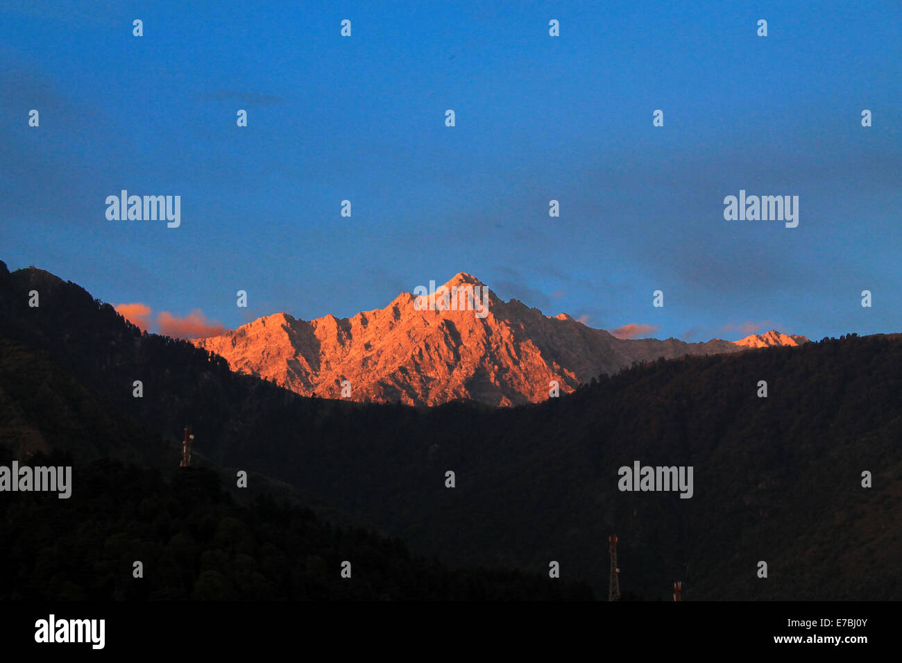 Montagna himalayana visto da McLeod Ganj, India Foto Stock