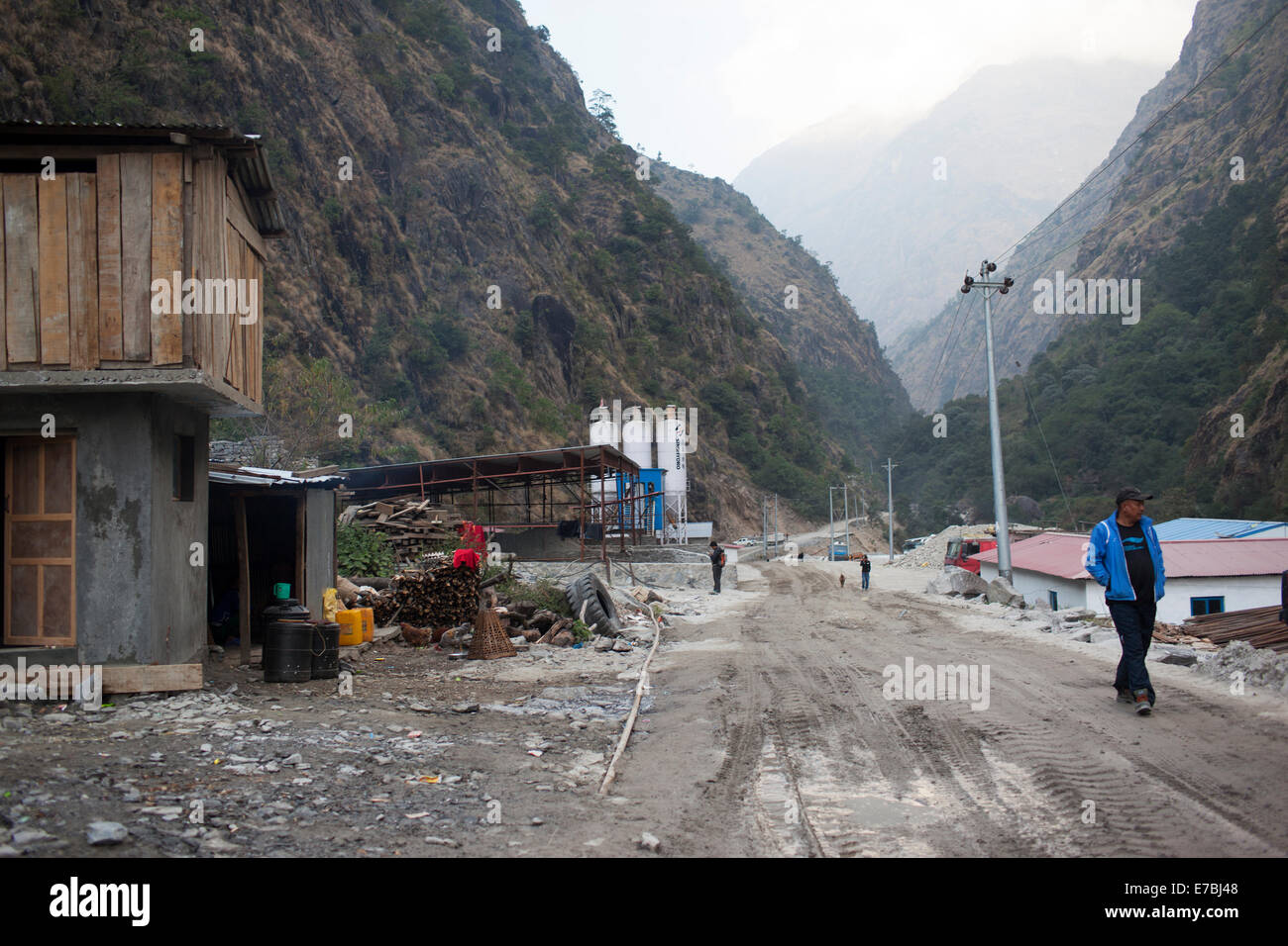 Un villaggio dove ci sono un sacco di lavori di costruzione si svolge nella valle di Rowling, Nepal. Foto Stock