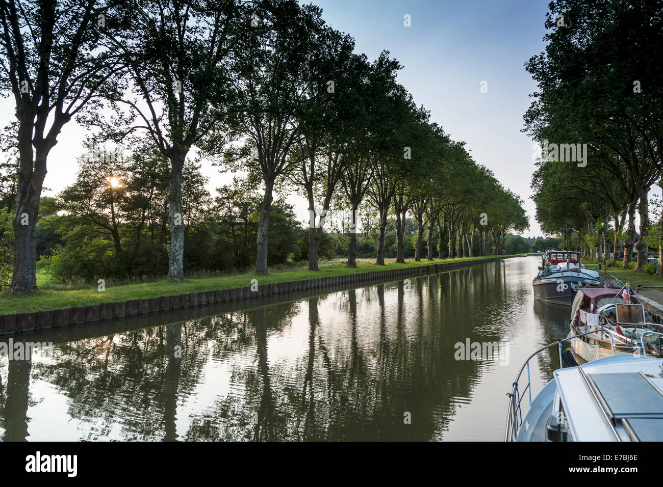 Barche ormeggiate vicino Rogny Les Sept Ecluses, la vecchia scala di sette blocchi di Briare Canal France Foto Stock