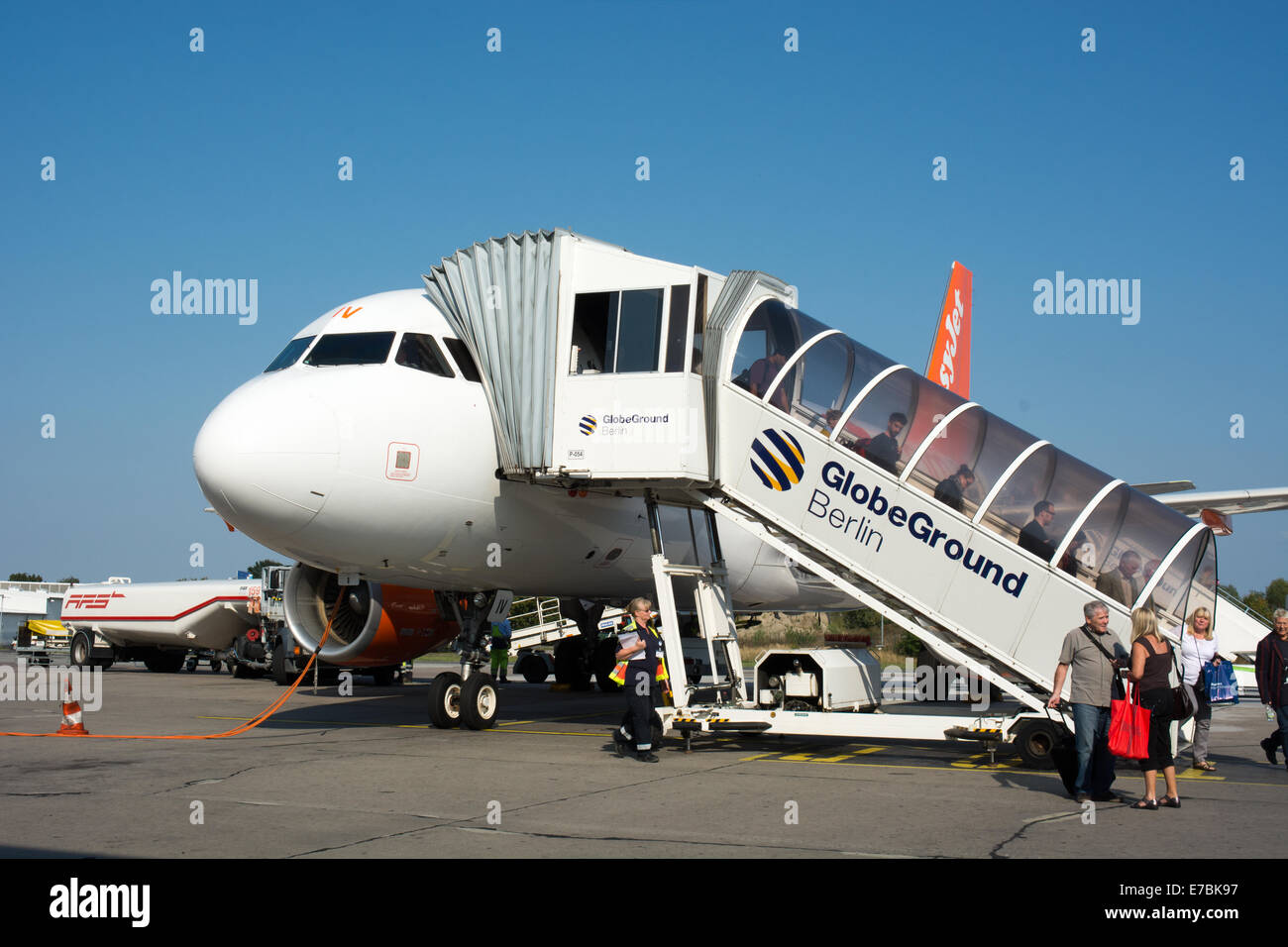 I passeggeri sbarcati da un volo Easyjet che è arrivato a Berlino Schönefeld Airport Foto Stock