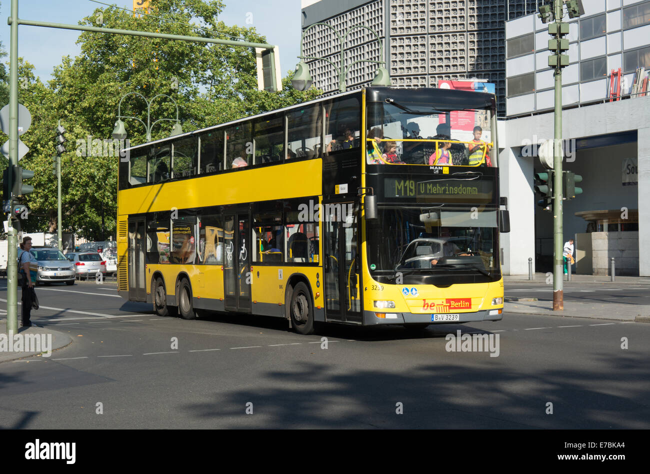 Un uomo assale tre double deck bus gestito da LPP Berlin passa lungo il Kurfürstendamm, nel centro di Berlino. Foto Stock