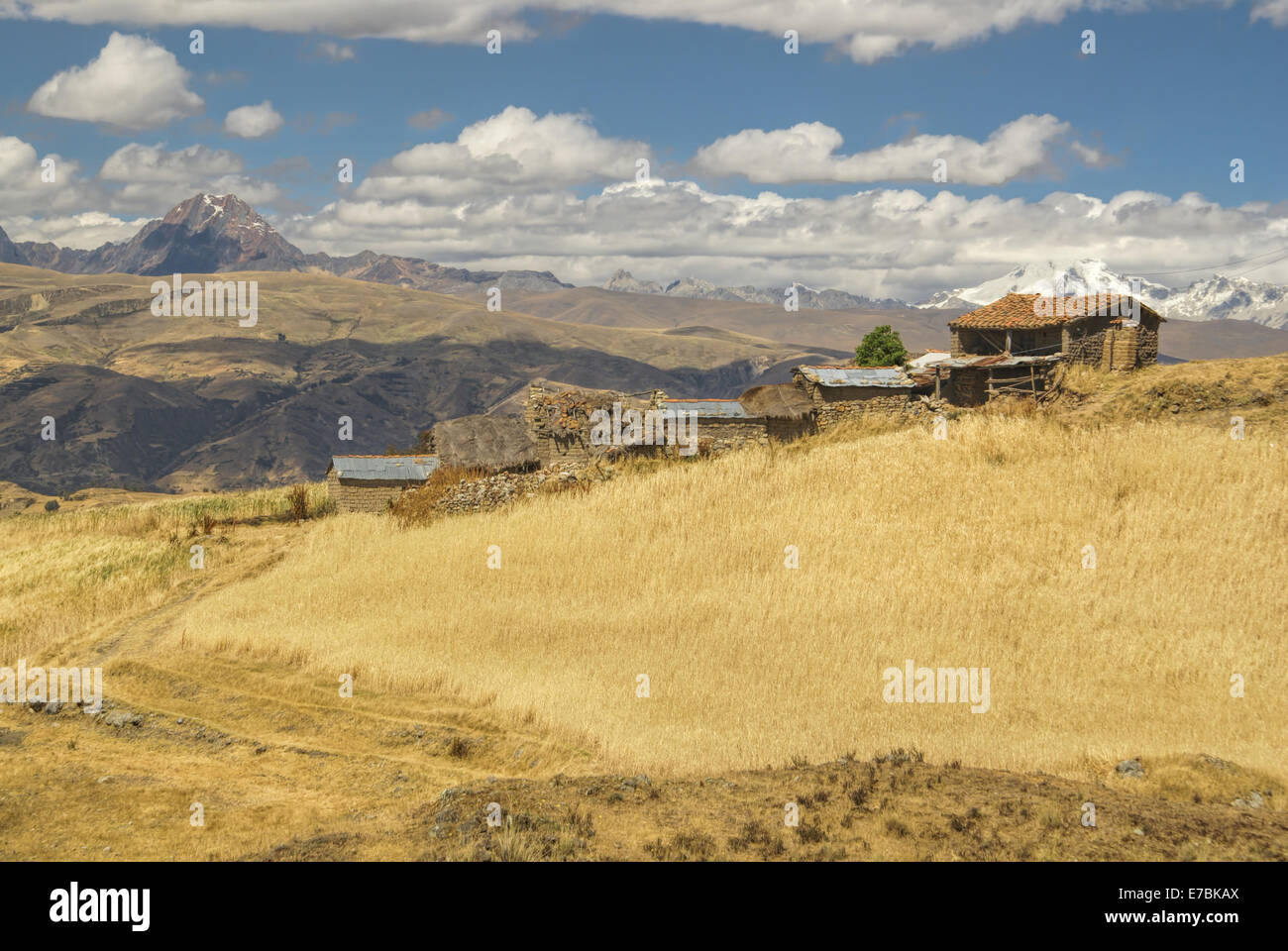 Poveri insediamento peruviana alta nel Sud Americana Andes Foto Stock