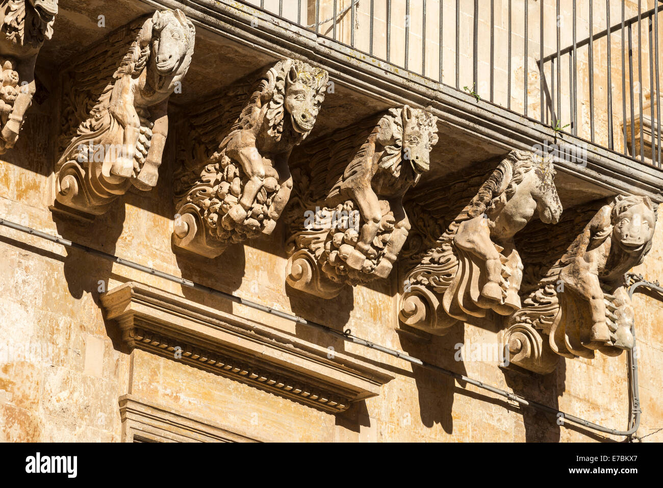 Supporta un balcone sul Palazzo Persone, Via Vittorio Emanuele, Lecce, Puglia, Italia Foto Stock