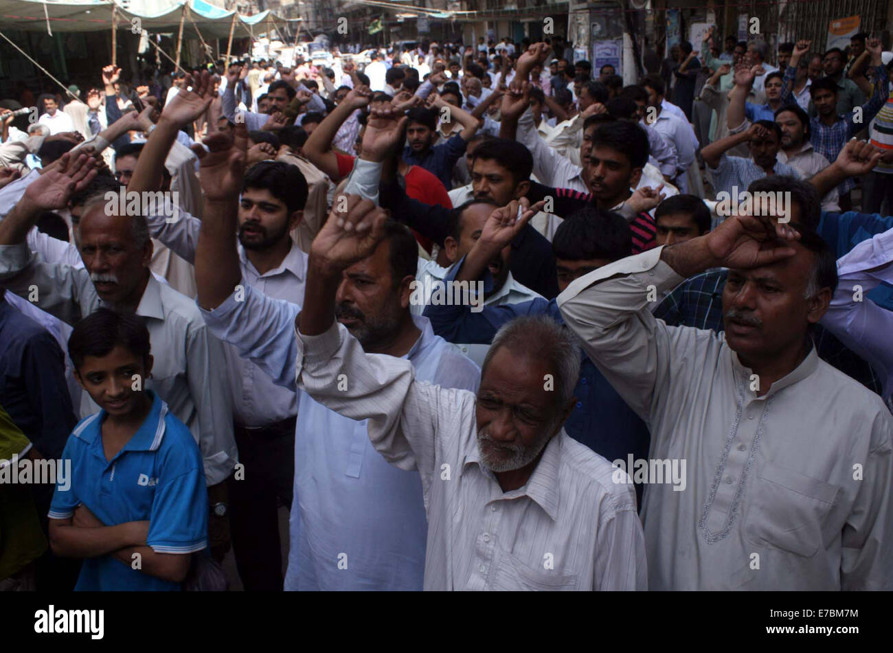 Gli attivisti del Majlis-e-Wahdat-ul-Muslimeen (MWM) protestando contro il target di uccisione del loro partito dei lavoratori durante una manifestazione Jama Masjid Asna Ashari situato in zona Kharadar di Karachi il venerdì 12 settembre, 2014. Foto Stock