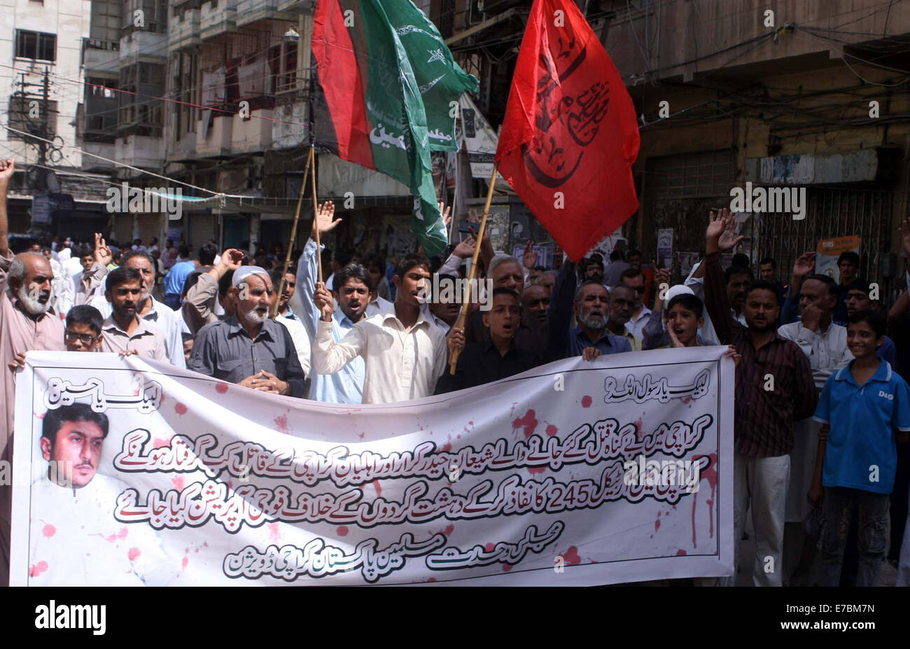 Gli attivisti del Majlis-e-Wahdat-ul-Muslimeen (MWM) protestando contro il target di uccisione del loro partito dei lavoratori durante una manifestazione Jama Masjid Asna Ashari situato in zona Kharadar di Karachi il venerdì 12 settembre, 2014. Foto Stock