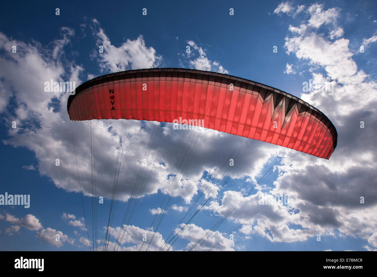 Parapendio parapendio tettoia paracadute nuvoloso cielo blu Foto Stock