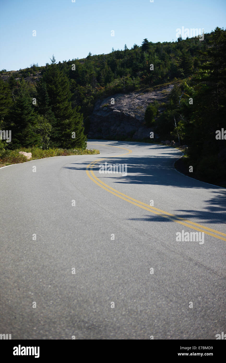 Cartello giallo sulla strada di una linea su asfalto. Mentre si guida la strada si può vedere orizzonte Foto Stock