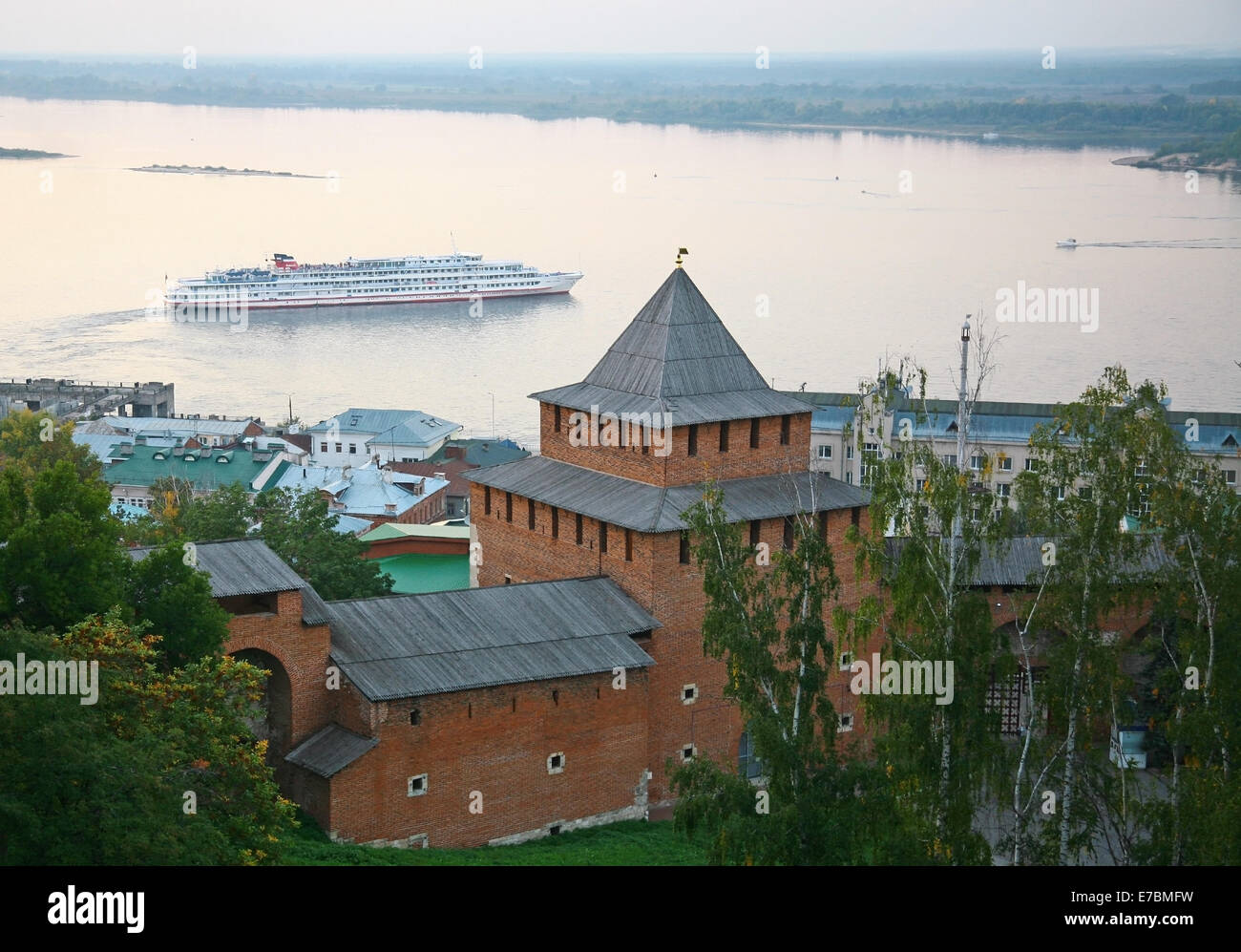 Sera autunno crociera sul fiume Volga a Nizhny Novgorod Russia Foto Stock