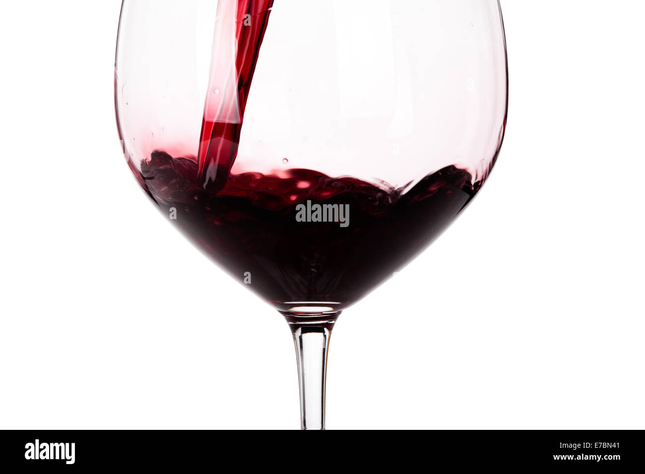 Bicchiere di vino rosso closeup isolati su sfondo bianco Foto Stock