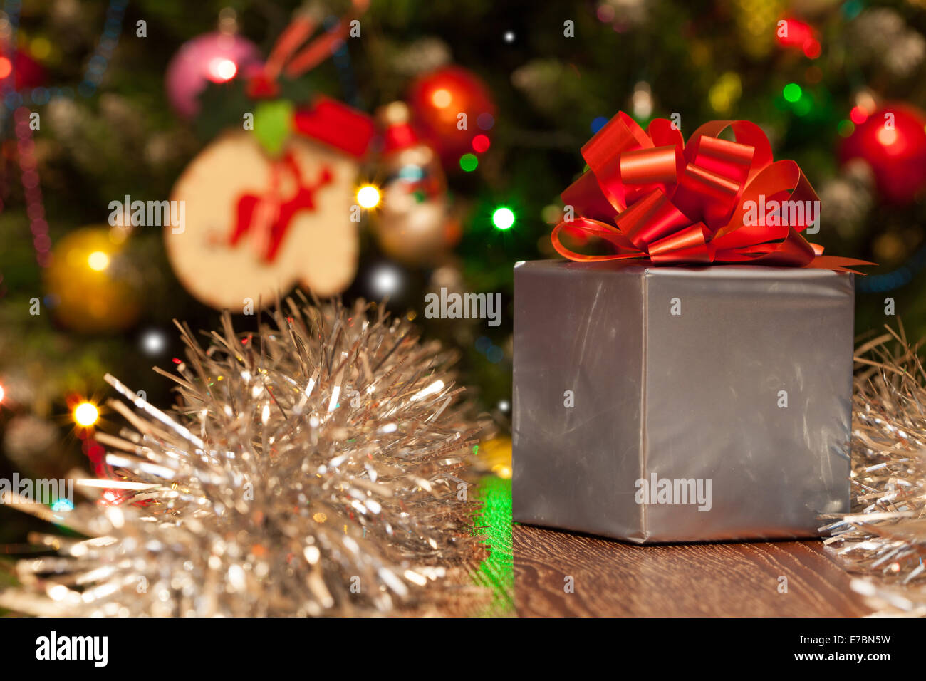 Confezione regalo con un nastro rosso sulla festa di Natale sfondo Foto Stock