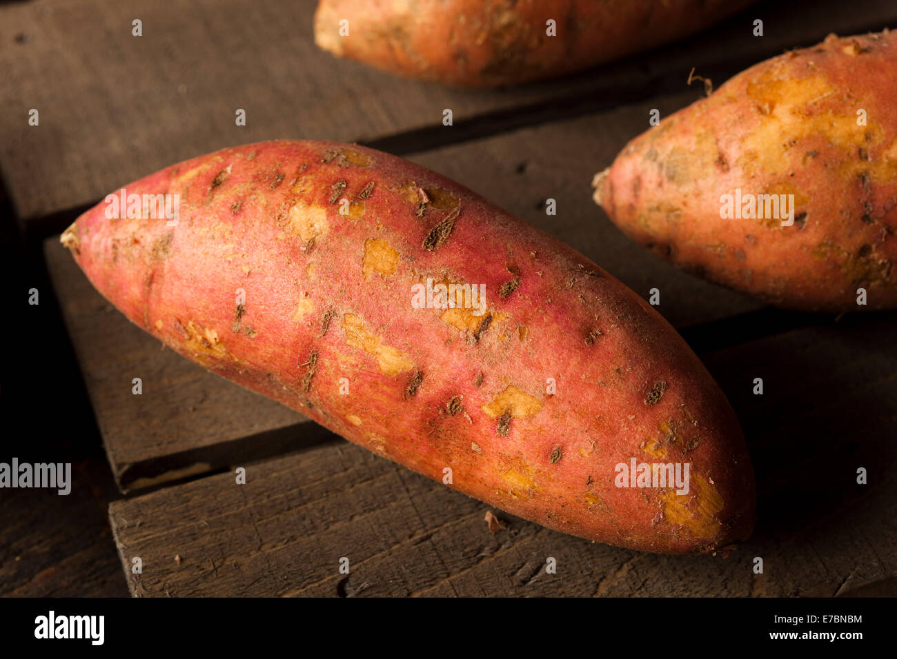 Materie organiche Patate dolci su uno sfondo Foto Stock