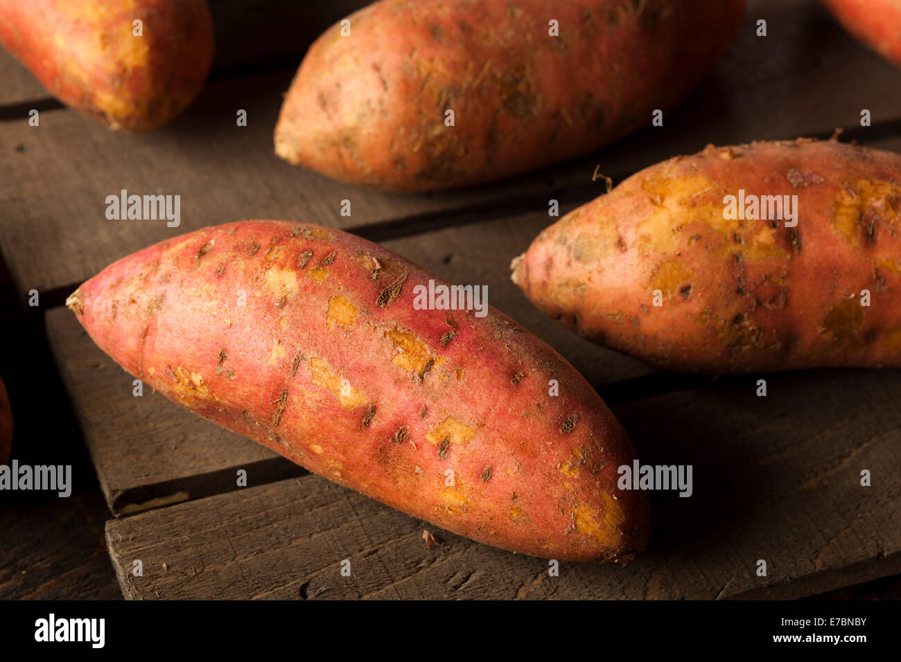 Materie organiche Patate dolci su uno sfondo Foto Stock