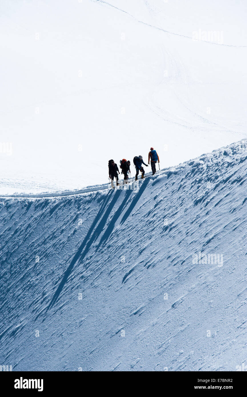 Gli escursionisti approccio Aguille du Midi, sulle Alpi francesi, Chamonix, Francia Foto Stock