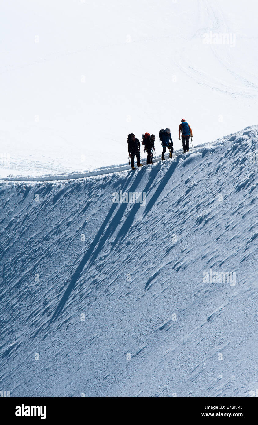 Gli escursionisti approccio Aguille du Midi, sulle Alpi francesi, Chamonix, Francia Foto Stock