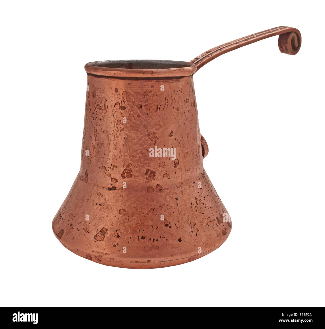 Vintage macchiato di rame patina jezve su bianco, tracciato di ritaglio Foto Stock