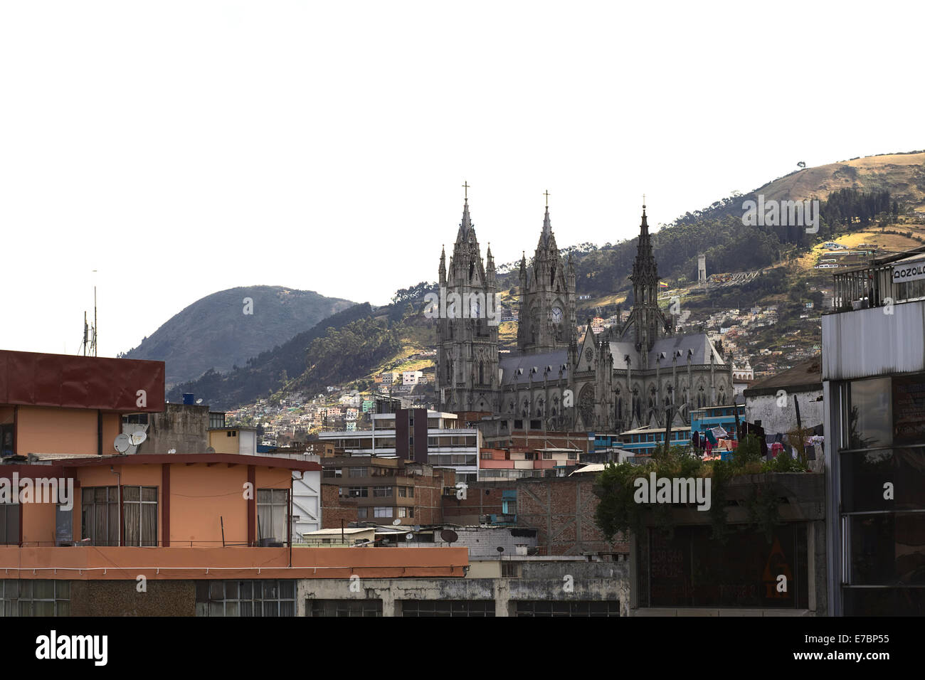 La Basilica del Voto Nacional (Basilica del Voto Nazionale) fotografato dal Parco Alameda a Quito, Ecuador Foto Stock