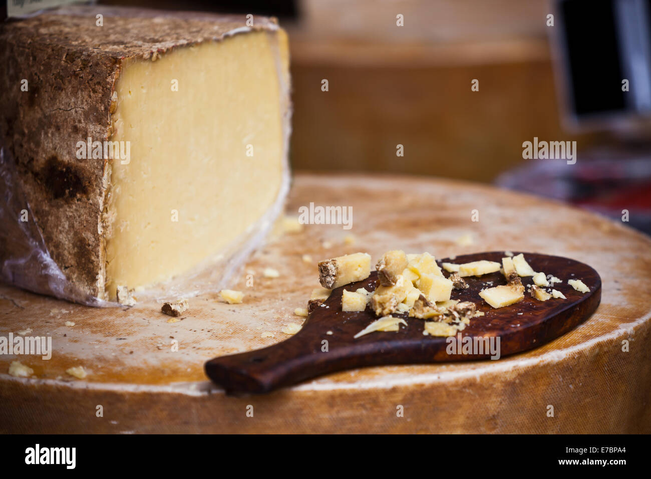 Pezzo di formaggio al mercato all'aperto. Inquadratura orizzontale con il fuoco selettivo Foto Stock