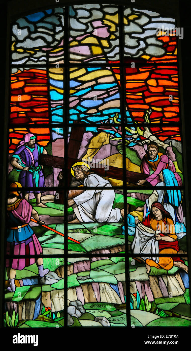 Vetrata raffigurante Gesù sulla Via Dolorosa con Veronica e il suo velo. Foto Stock