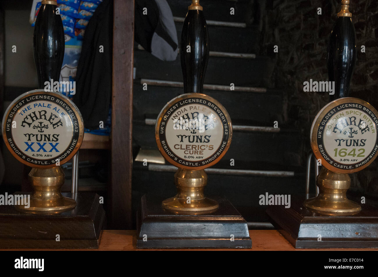 Rubinetti a Three Tuns pub birreria a castello vescovile, Shropshire Foto Stock