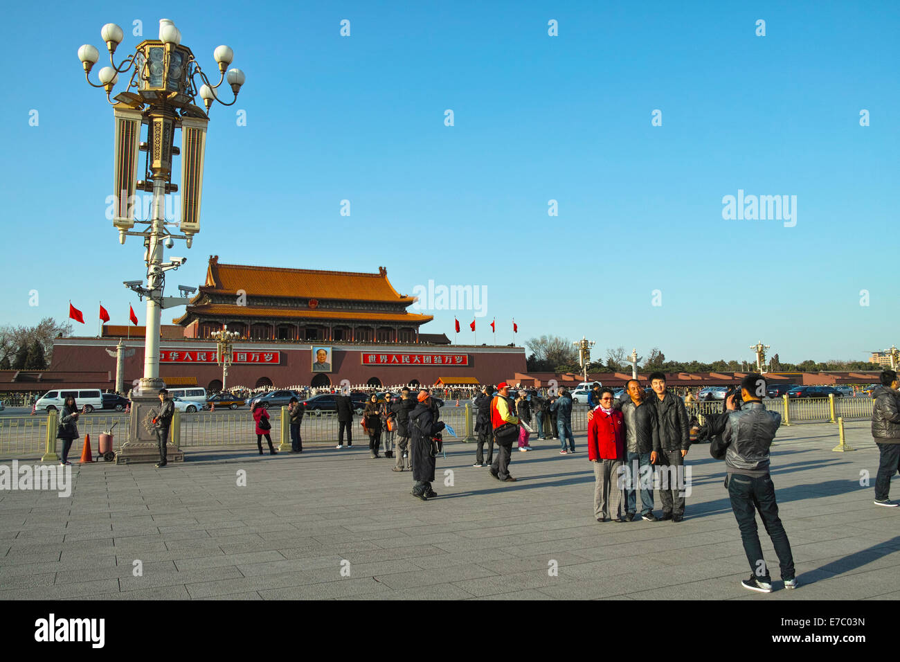 I turisti scattare la foto in piazza Tiananmen Foto Stock