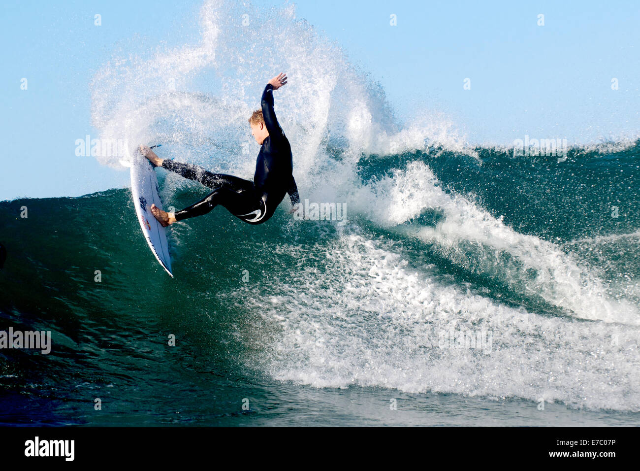 San Clemente, CA, Stati Uniti d'America. Xii sett, 2014. Mick Fanning surf tralicci inferiore su un lay-giorno di sessione durante l'ASP uomini Hurley Pro World Tour evento surfing a San Clemente, CA Credito: Benjamin Ginsberg/Alamy Live News Foto Stock