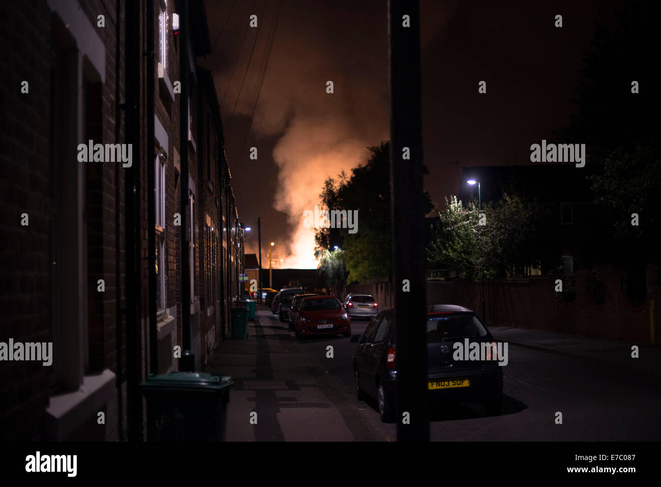 Nottingham, Regno Unito. Il 13 settembre 2014. Un incendio di grandi dimensioni è scoppiata all Università di Nottinghams, nuovo di zecca, stato dell'arte GlaxoSmithKline Carbon Neutral laboratorio al giubileo campus. I locali sono stati invitati a rimanere in ambienti chiusi. Foto Stock