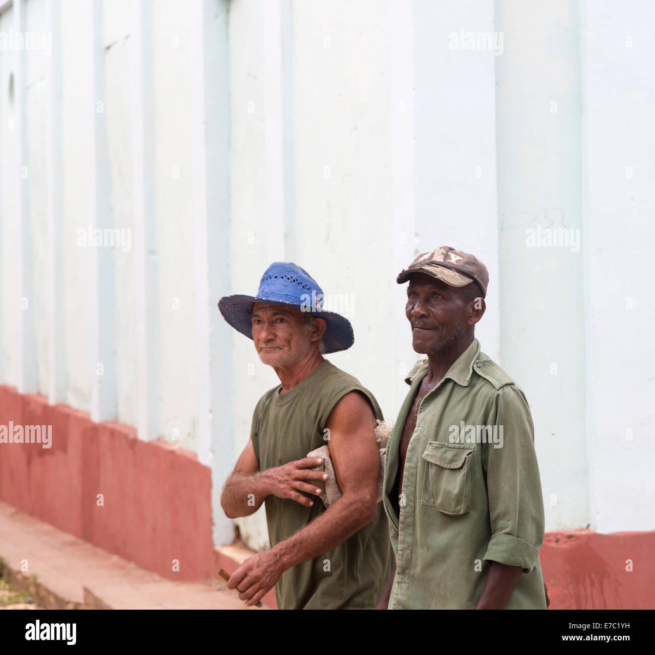 Due uomini cubano sulla strada, Trinidad, Cuba Foto Stock