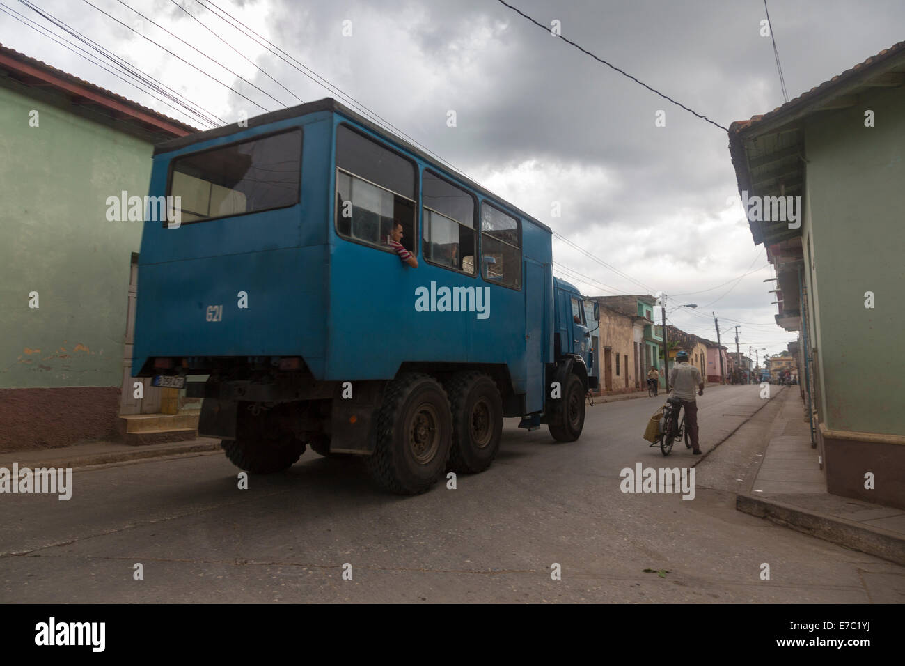 Esercito camion convertiti per i mezzi di trasporto pubblici, Trinidad, Cuba Foto Stock