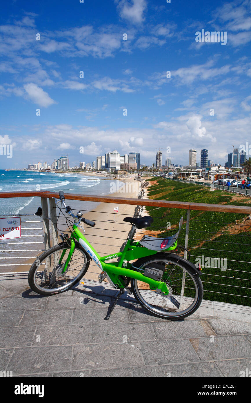 Noleggio bici in piedi sopra la spiaggia di Tel Aviv, Israele Foto Stock