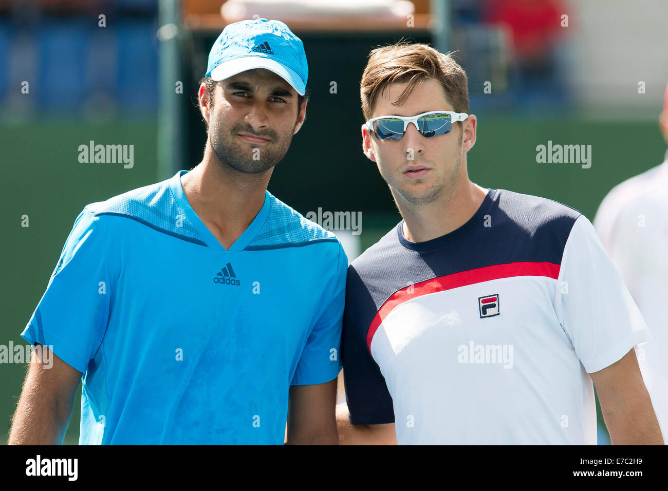 Bangalore, India. Xii Sep, 2014. Dusan Lajovic (Serbia) e Yuki Bhambri (India) prima della data di inizio del primo single match di 2014 Davis Cup by BNP Paribas mondo Playoff del gruppo tirante tra l'India e la Serbia. Lajovic ha vinto contro Yuki Bhambri dall India 6:3, 6:2, 7:5 per dare la Serbia un 1:0 piombo nel tirante. KSLTA Tennis Stadium, Bangalore, su 12.09.2014. Credito: Janine Lang/Alamy Live News Foto Stock