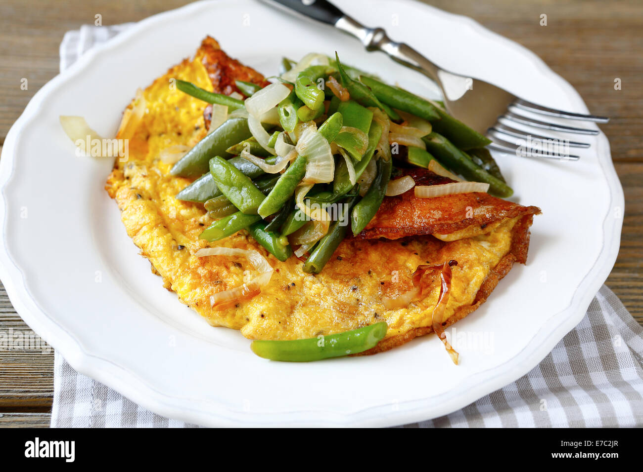 La frittata su una piastra bianca, cibo close up Foto Stock