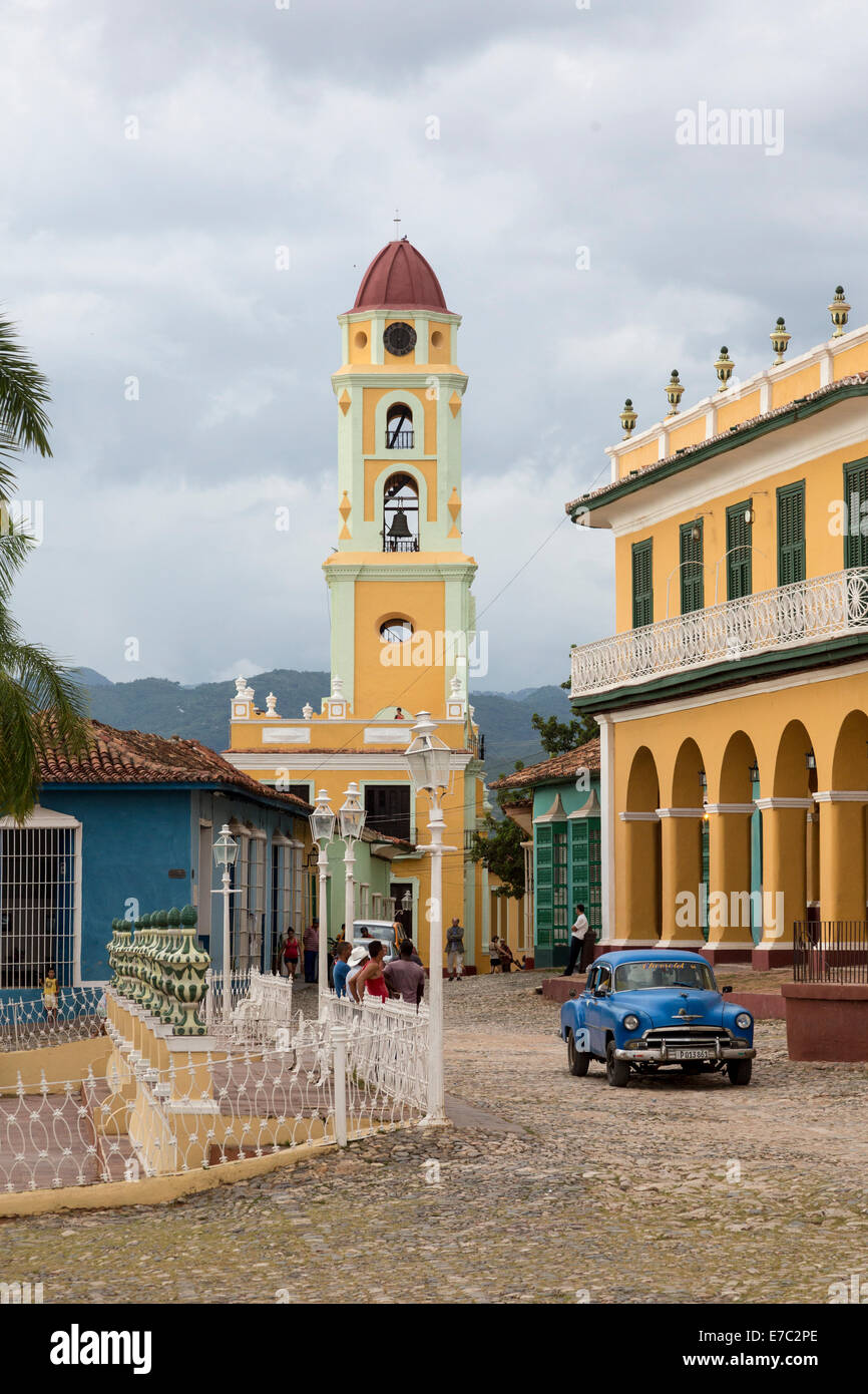 Plaza Mayor, Trinidad, Cuba, con vista del Palacio Brunet (Museo Romantico) e la torre campanaria della Iglesia de San Francisco Foto Stock