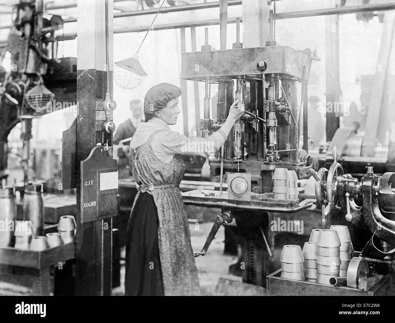 Donna lavoratore manuale la produzione di involucri di shell a Kynoch fabbrica di munizioni a Witton, Birmingham c. 1916 - durante la Prima Guerra Mondiale Foto Stock
