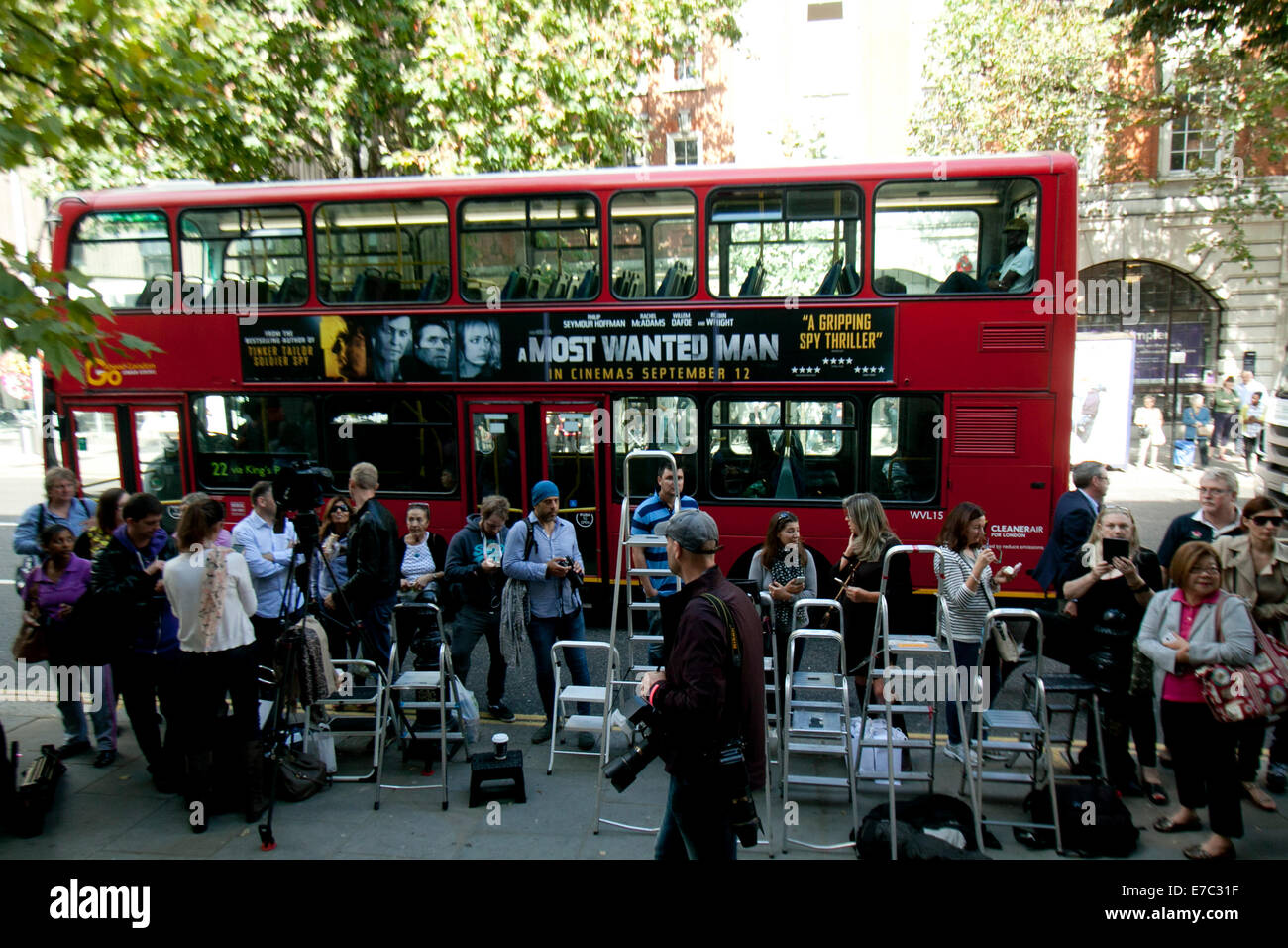 A Chelsea, Londra, Regno Unito. 12 settembre 2014. Un film poster promozione su un bus rosso a due piani rigidi passato il vecchio Chelsea Town Hall dove la stampa e i mass media sono stati in attesa per l arrivo di attore George Clooney e la sua fidanzata Amal Alamuddin che hanno pensato di essere sposati in Kensington e Chelsea register office Credit: amer ghazzal/Alamy Live News Foto Stock