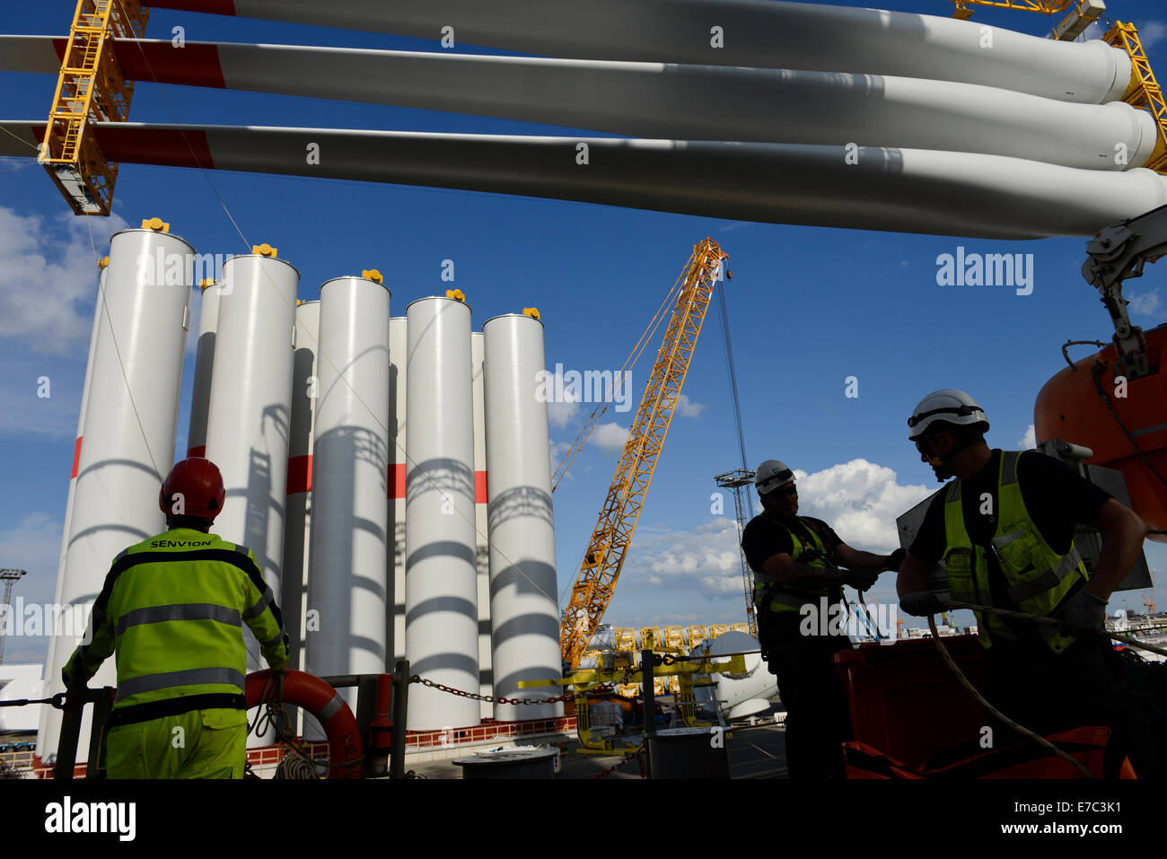 Germania Bremerhaven, spedizione SENVION pale di rotore per RWE Innogy offshore parco eolico in mare del Nord con olc nave speciale Foto Stock
