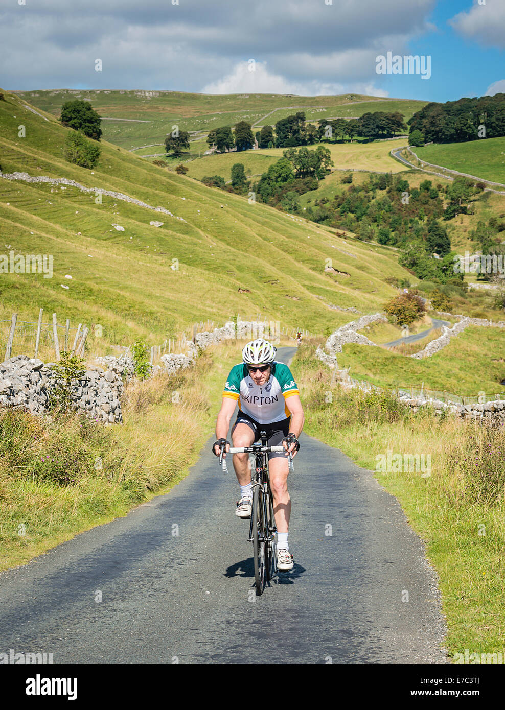 Ciclista pedalando attraverso Coverdale nel Yorkshire Dales Foto Stock