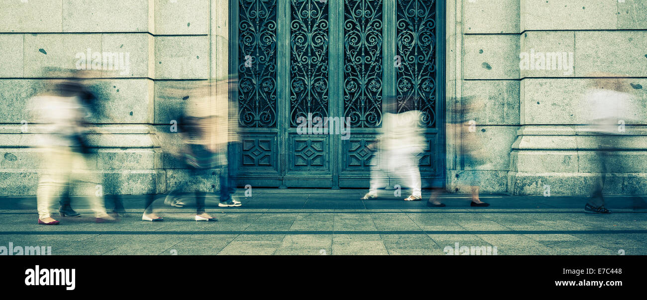 La gente che camminava per strada Foto Stock