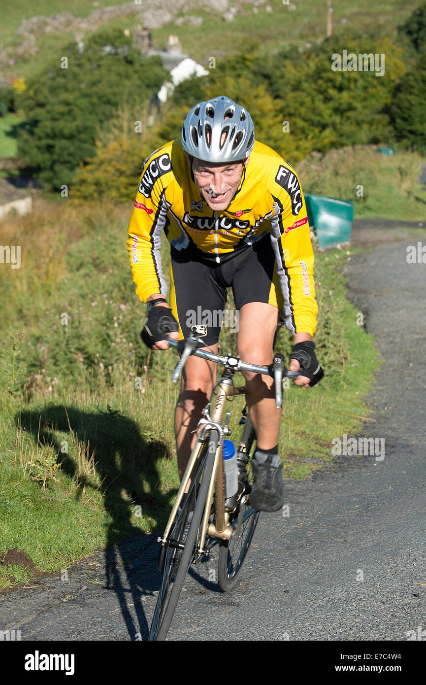 Graeme Obree climbing fortemente nel Yorkshire Dales Foto Stock