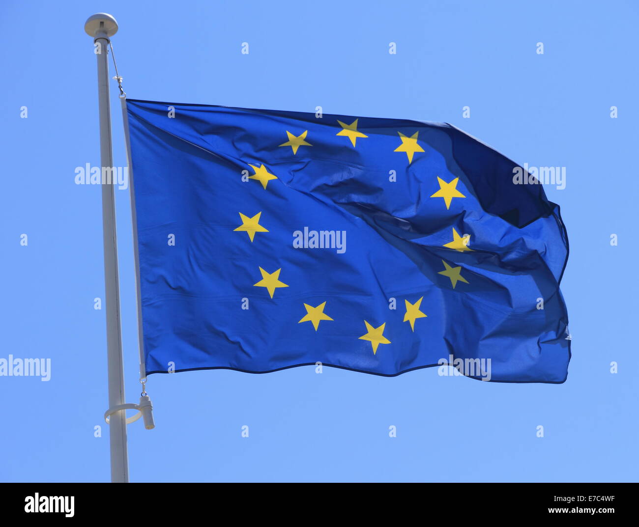 Bandiera europea con le dodici stelle gialle sul cielo blu, close up Foto Stock