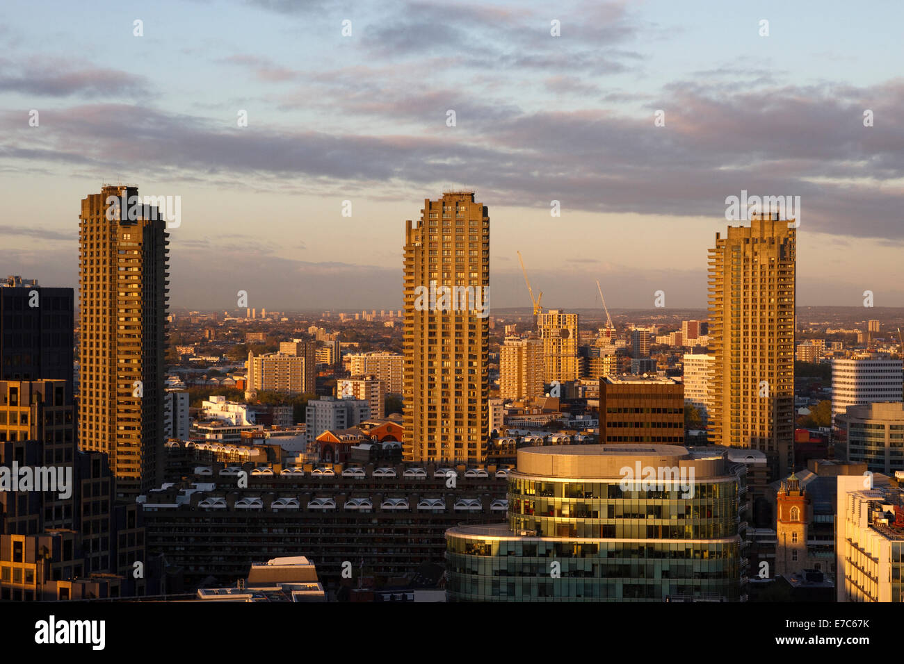 Barbican Station Wagon blocchi a torre a Ora d'oro, come si vede dalla Golden Gallery della Cattedrale di San Paolo a Londra, Inghilterra. Foto Stock