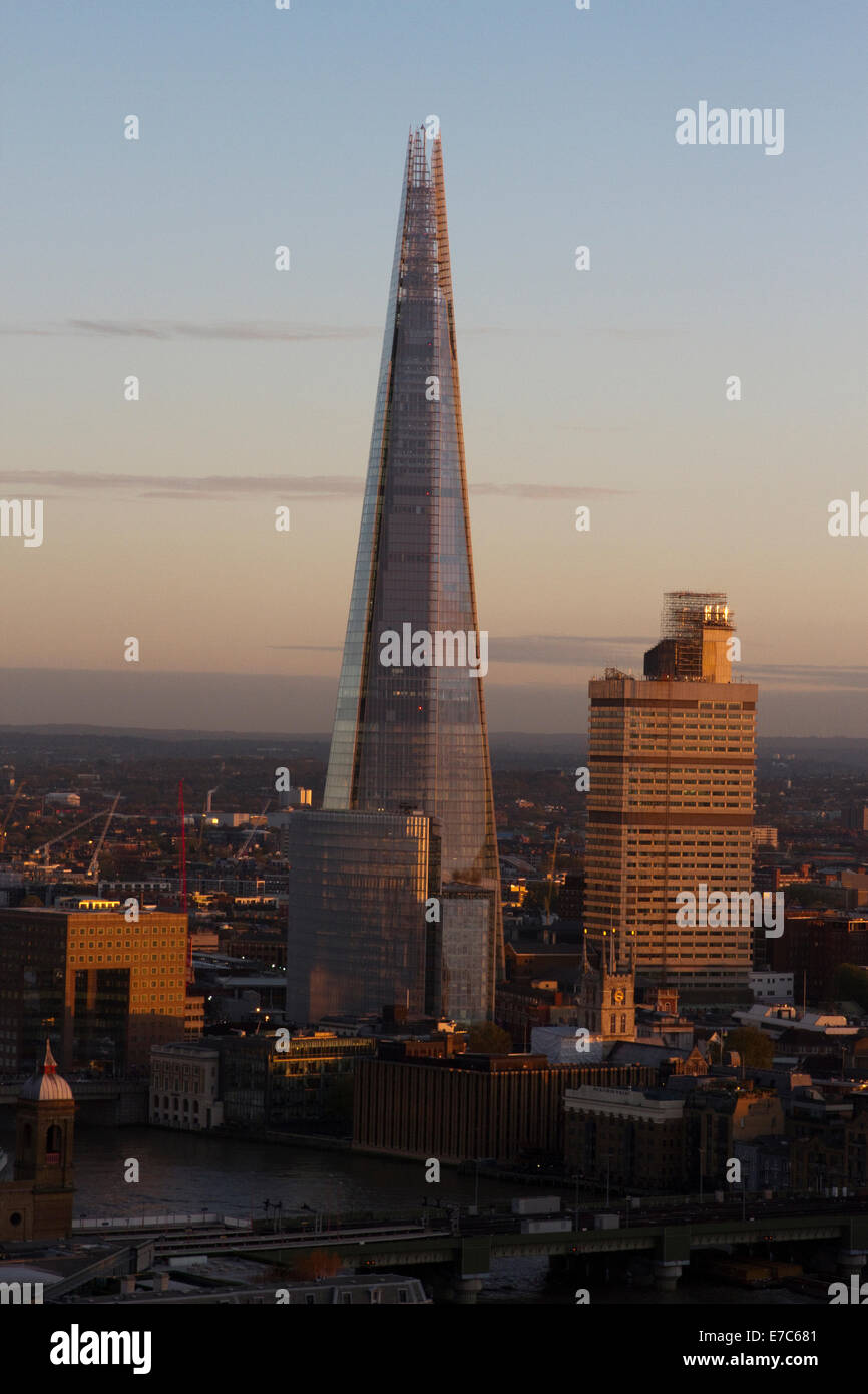 La Shard e Guy's Hospital al tramonto come si vede dalla Golden Gallery della Cattedrale di San Paolo a Londra. Foto Stock