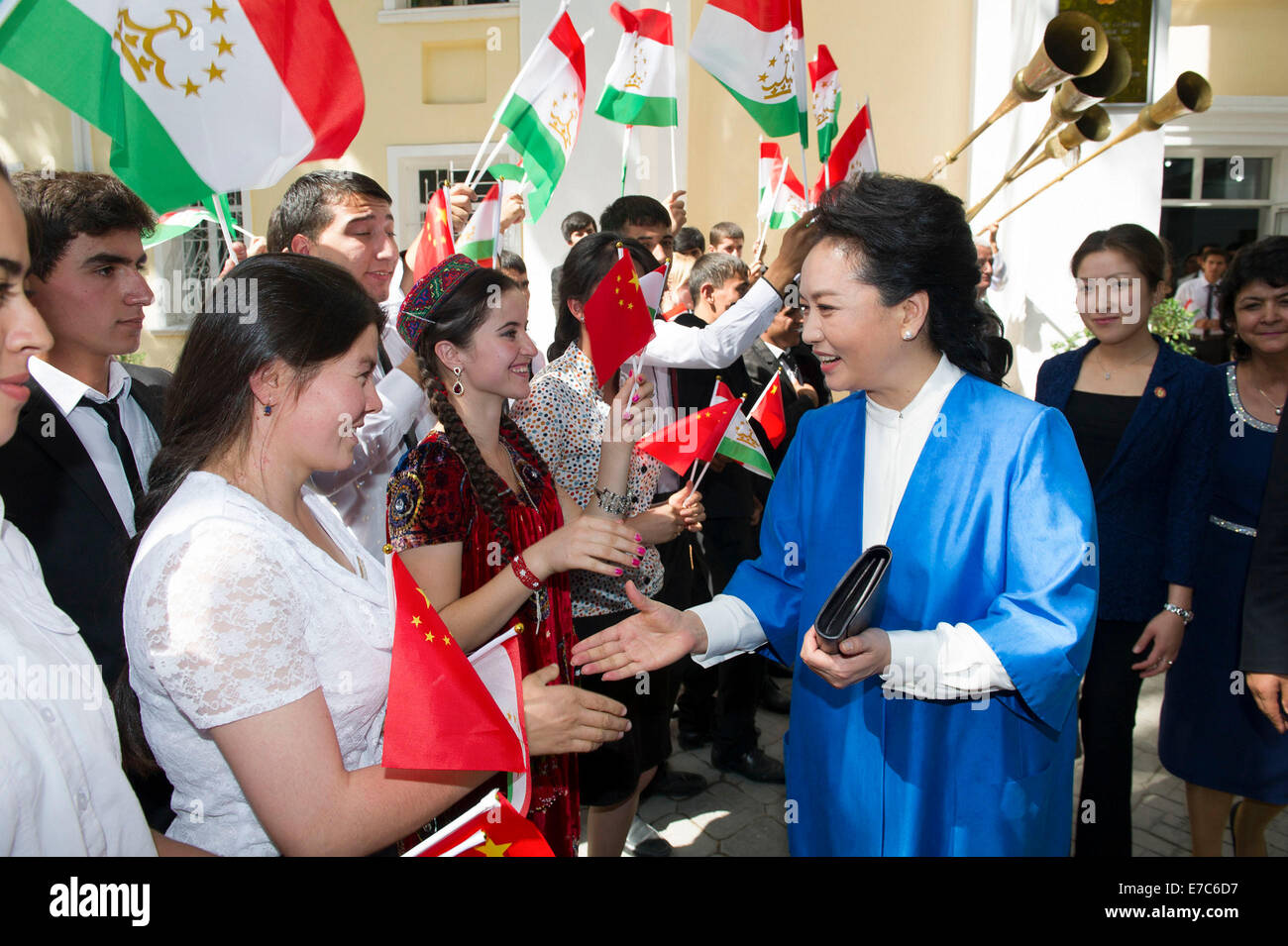 Dushanbe, Tagikistan. Xii Sep, 2014. Il presidente cinese Xi Jinping la moglie Peng Liyuan colloqui con gli insegnanti e gli studenti in Tagikistan State College of music arts a Dushanbe, capitale del Tagikistan, Sett. 12, 2014. © Huang Jingwen/Xinhua/Alamy Live News Foto Stock