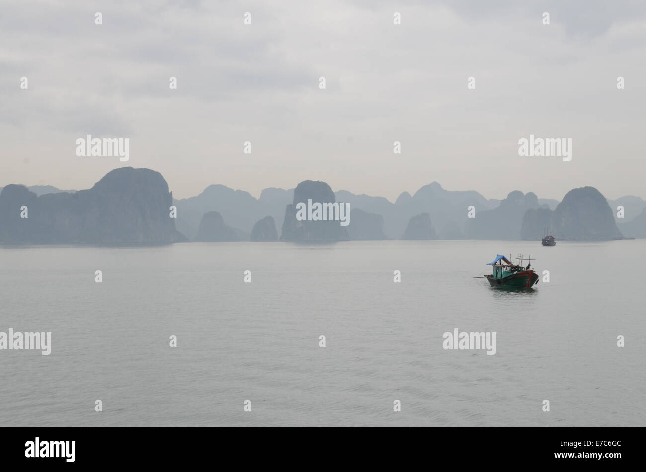 Un giorno di nebbia a Halong Bay, Vietnam Foto Stock