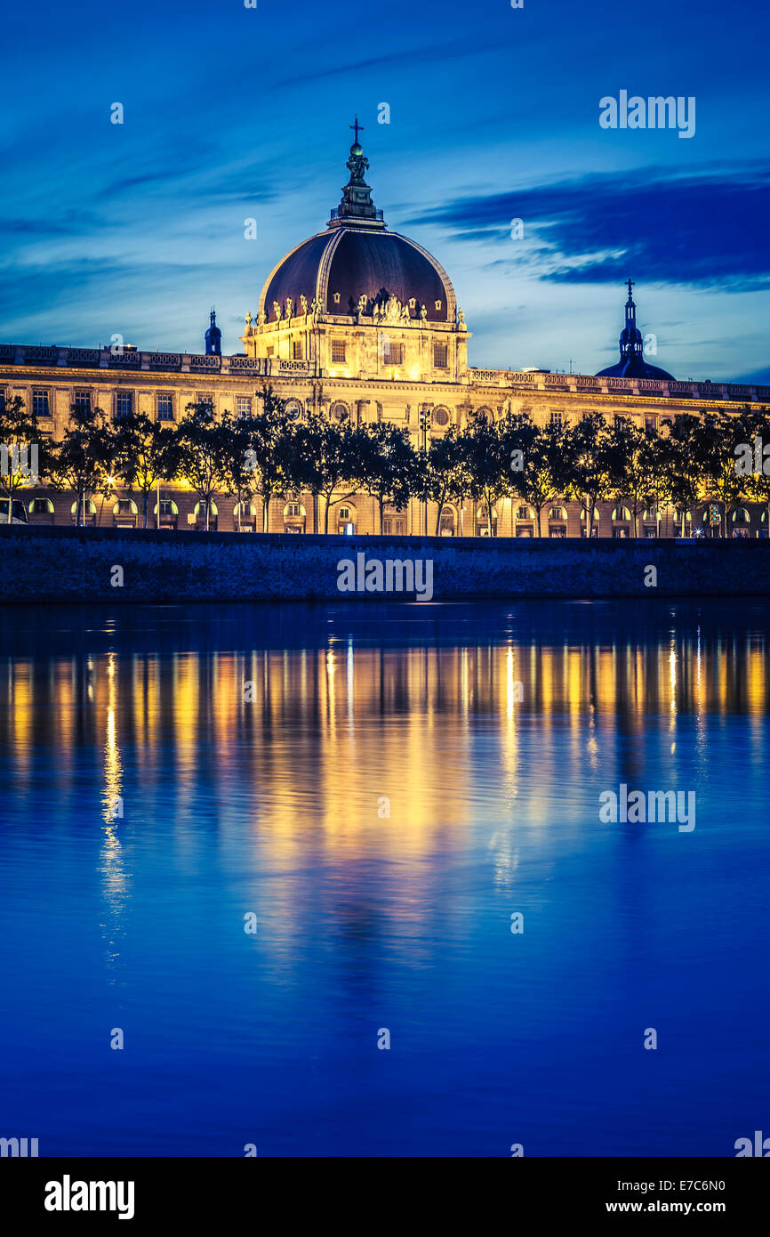 Sulle rive del Rodano dopo il tramonto, Lione, Francia Foto Stock