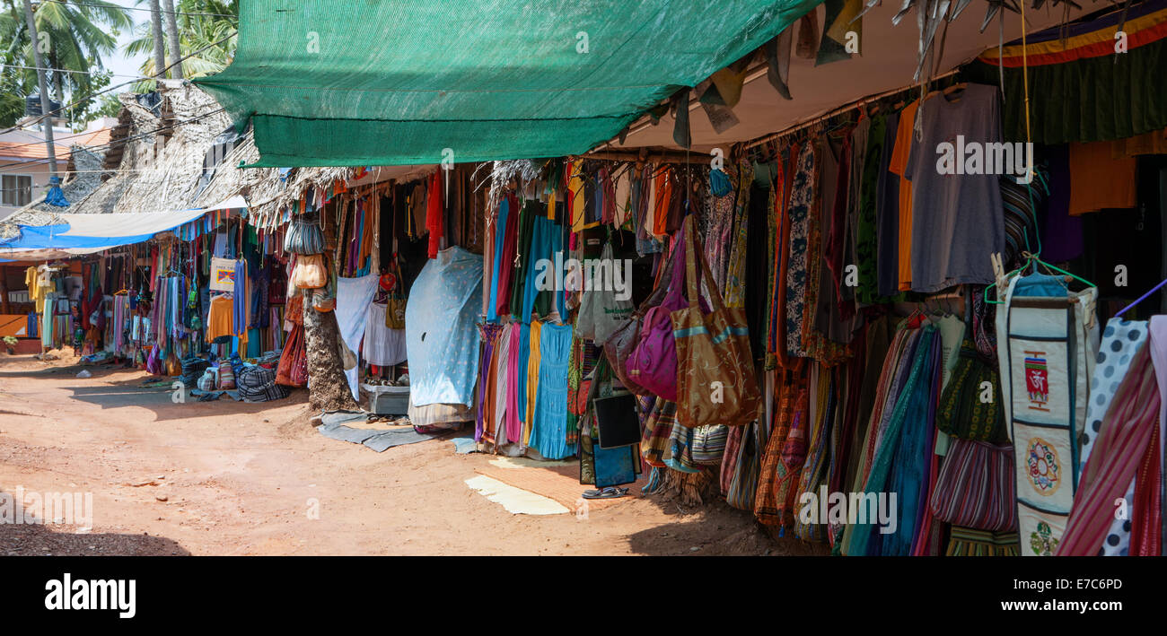 Vestiti in vendita su un mercato sul clifftom dell India in città turistica di Varkala Kerala State. Foto Stock
