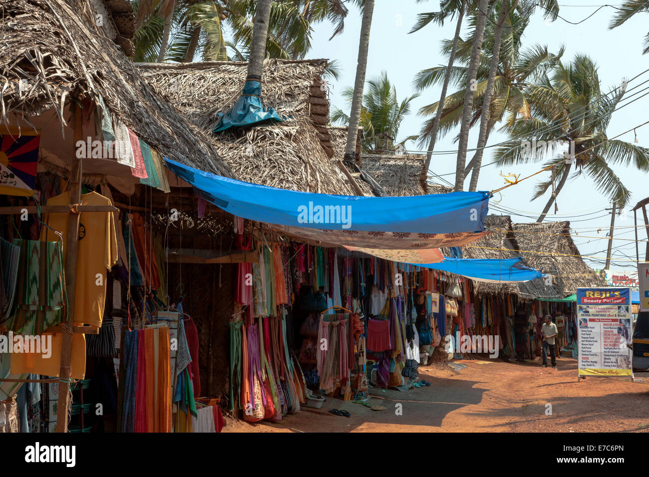 Vestiti in vendita su un mercato sul clifftom dell India in città turistica di Varkala Kerala State. Foto Stock
