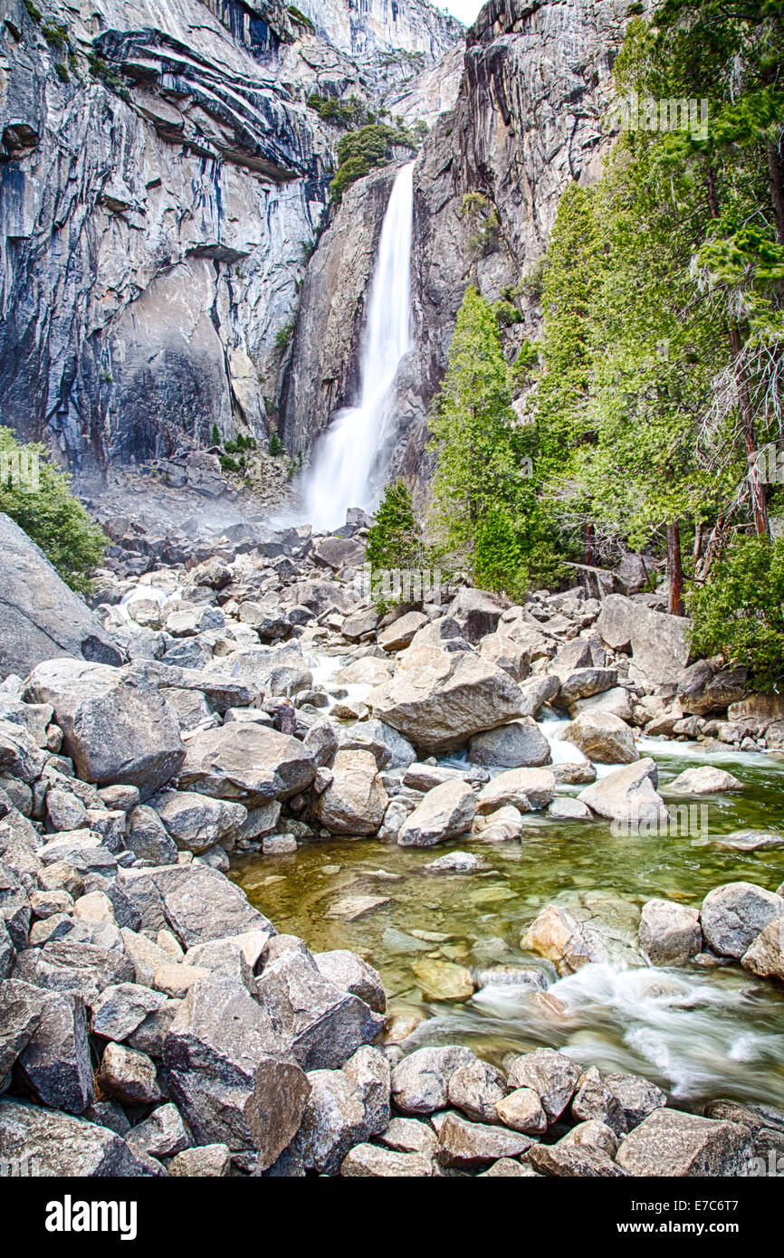 Abbassare Yosemite Falls e le piscine di seguito. Parco Nazionale di Yosemite. Foto Stock