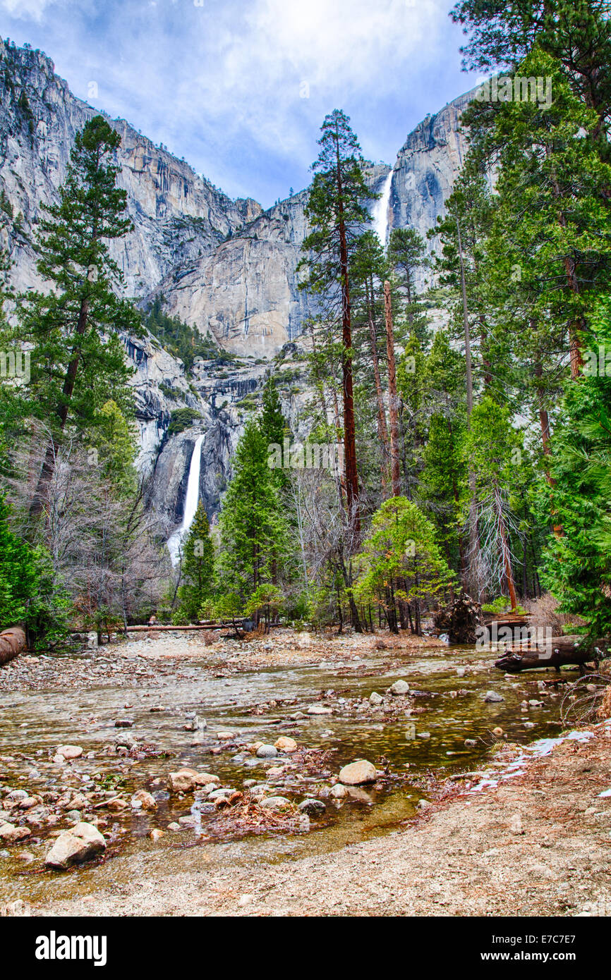 Yosemite Falls visto dalla valle sottostante. Parco Nazionale di Yosemite in California Foto Stock